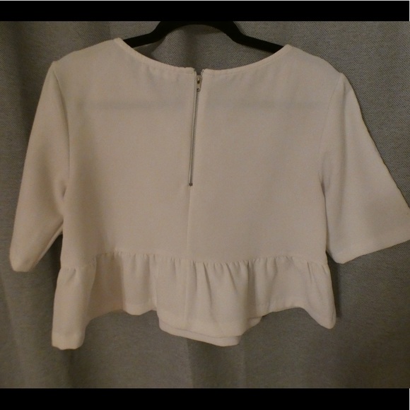 Cropped white peplum top! Detailed sleeve and mid - Picture 5 of 5